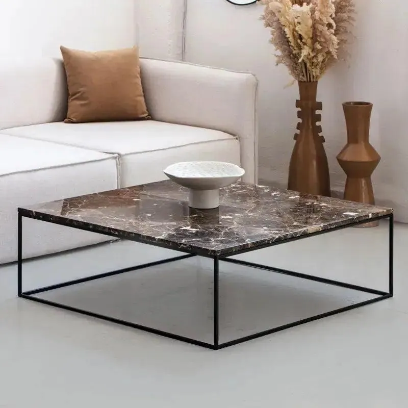 Table basse japandi carrée Ryu en marbre et métal noir, vue 8