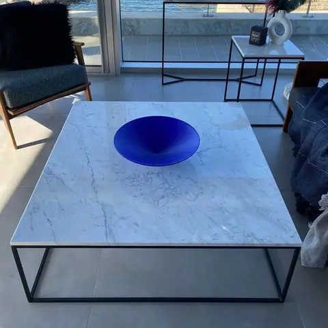 Table basse japandi carrée Sei en marbre blanc et métal