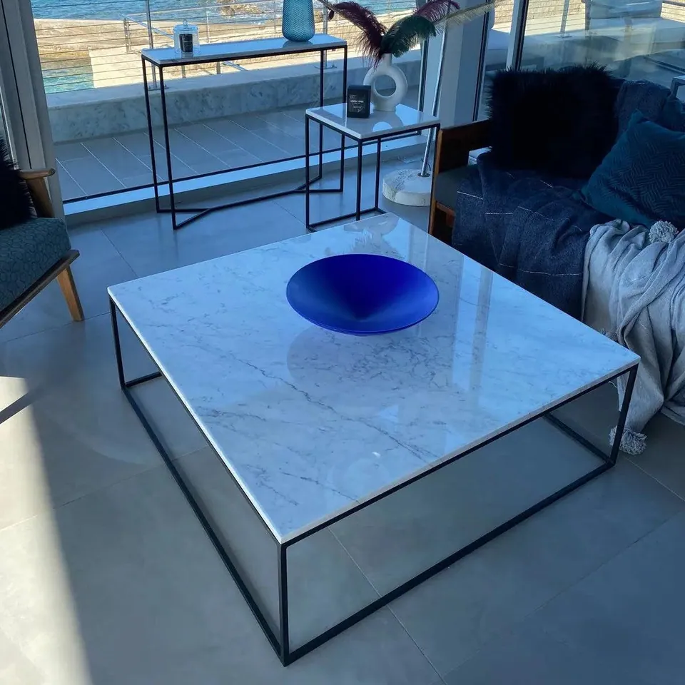 Table basse japandi carrée Sei en marbre blanc et métal, vue 2