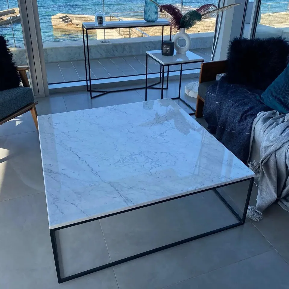 Table basse japandi carrée Sei en marbre blanc et métal, vue 3