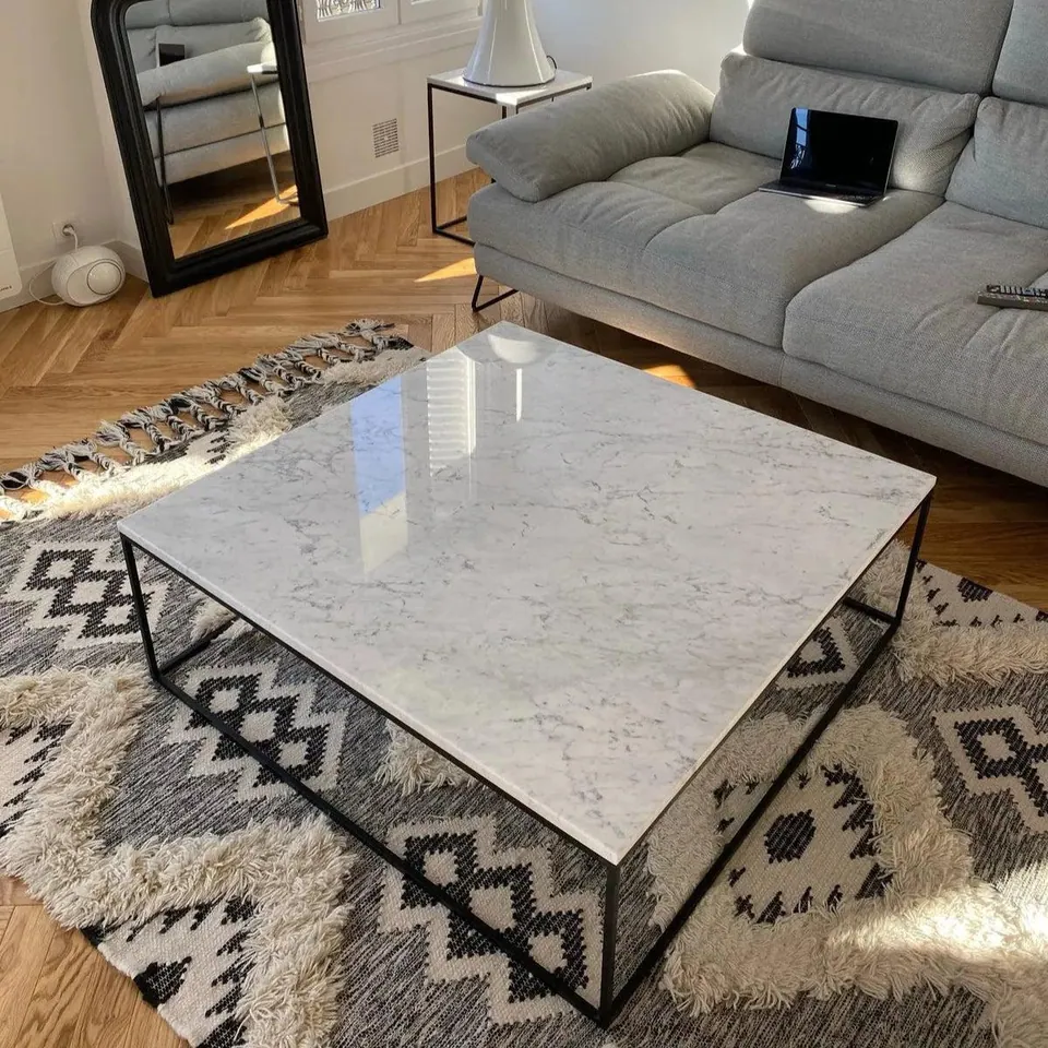 Table basse japandi carrée Sei en marbre blanc et métal, vue 4