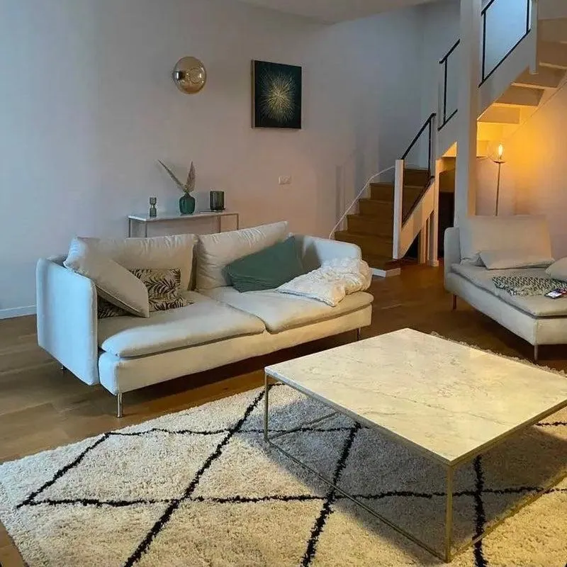 Table basse japandi carrée Sei en marbre blanc et métal, vue 5