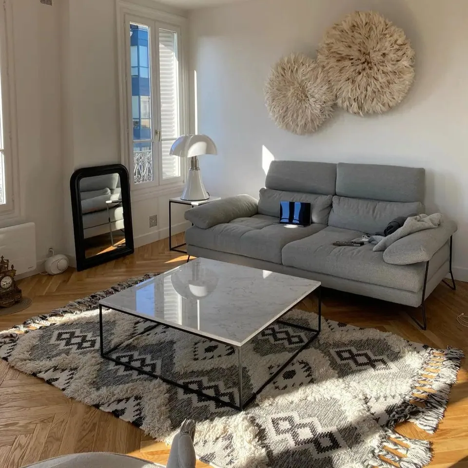 Table basse japandi carrée Sei en marbre blanc et métal, vue 7