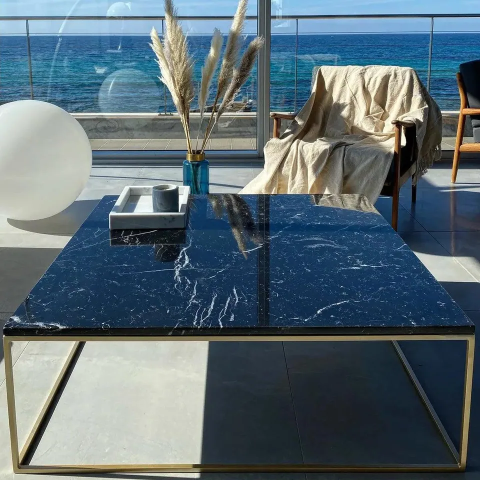 Table basse japandi carrée Sei en marbre noir, piètement métal, vue 3