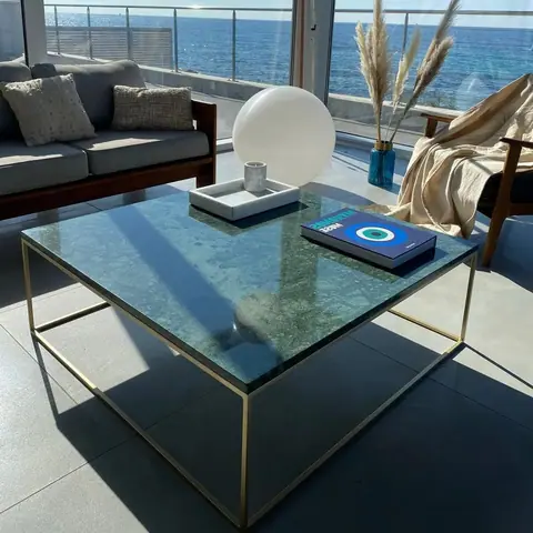 Table basse japandi carrée Sei en marbre vert, piètement fin