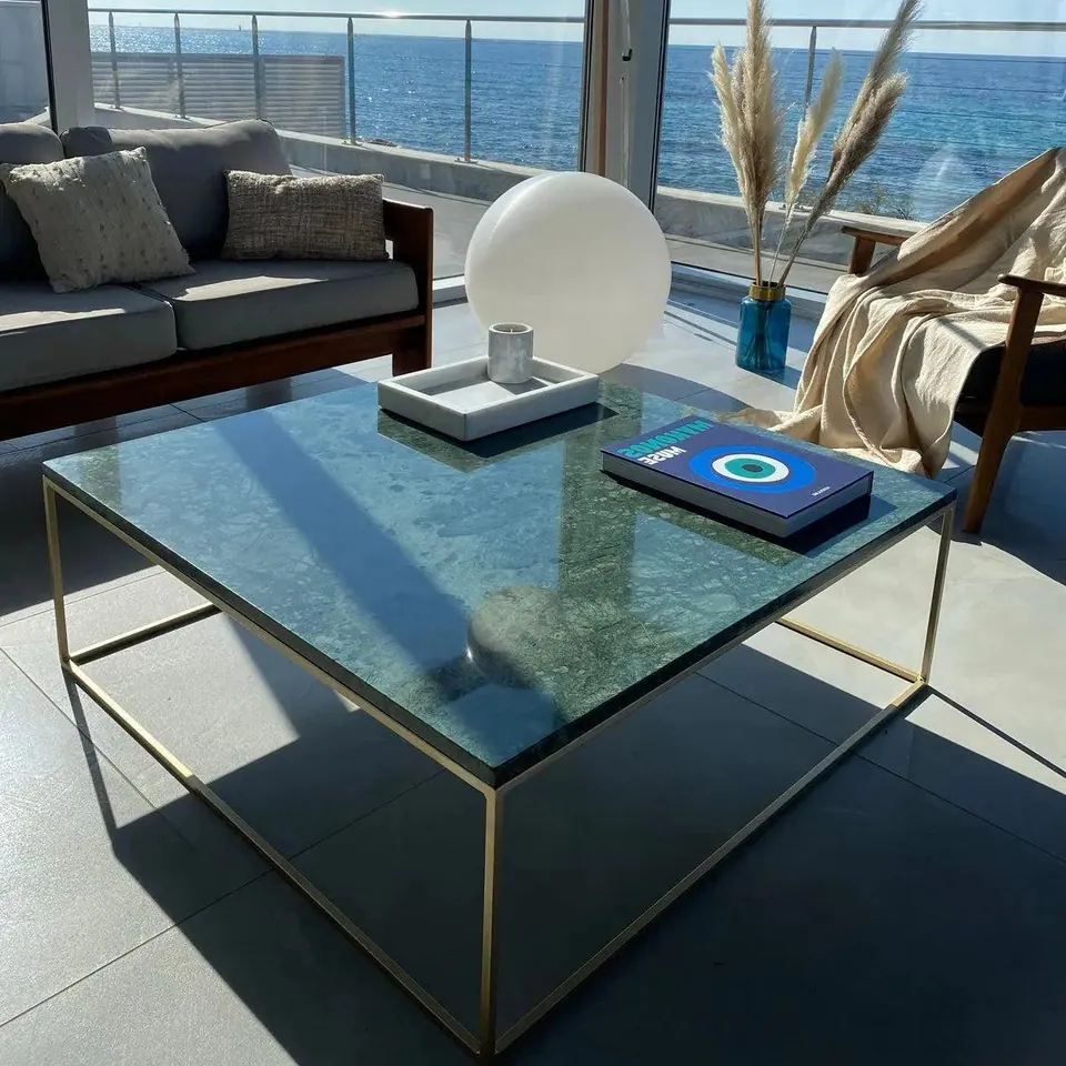 Table basse japandi carrée Sei en marbre vert, piètement fin