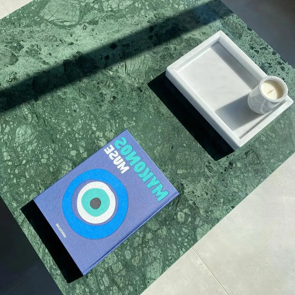 Table basse japandi carrée Sei en marbre vert, piètement fin, vue 3
