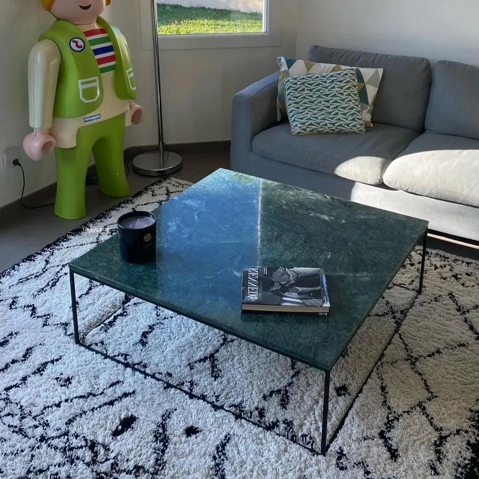 Table basse japandi carrée Sei en marbre vert, piètement fin, vue 5