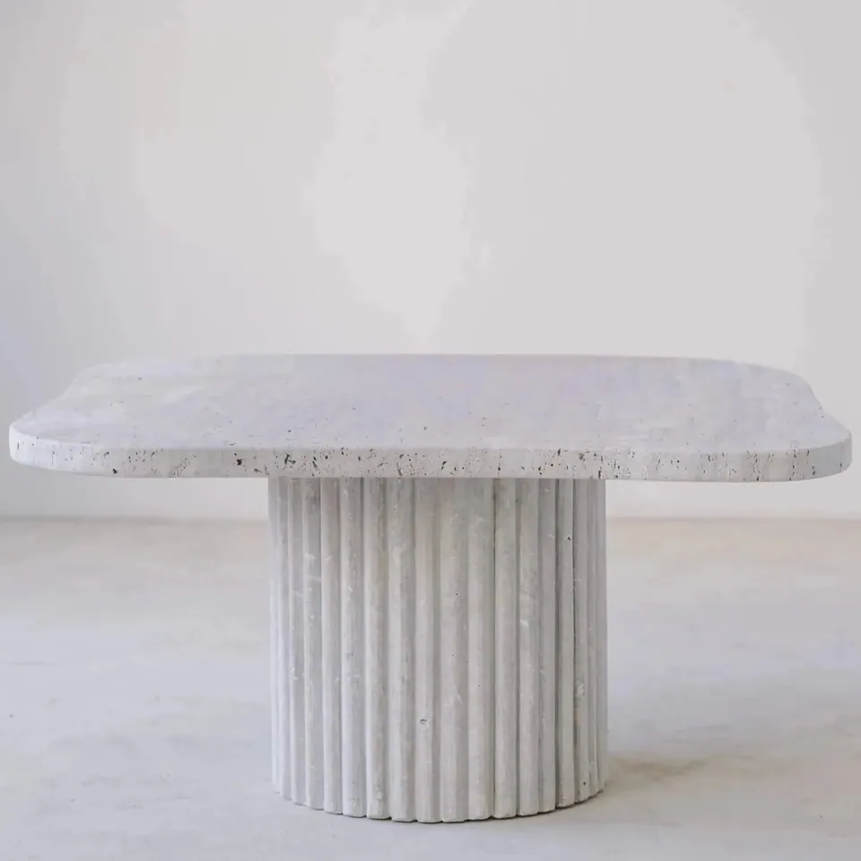 Table basse japandi carrée Wabi en travertin, pied strié, vue 3