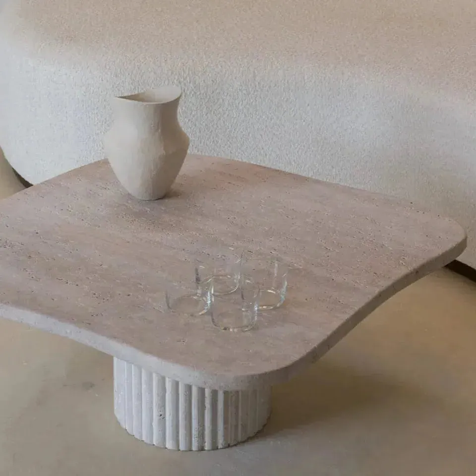Table basse japandi carrée Wabi en travertin, pied strié, vue 5