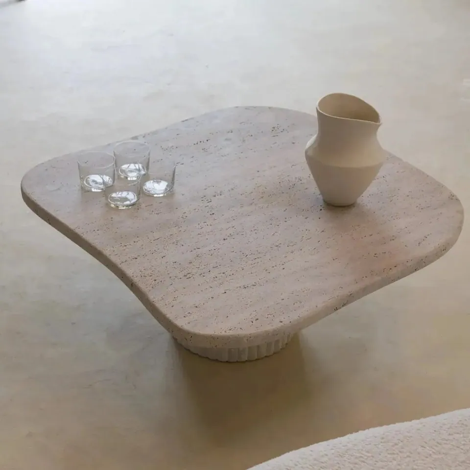 Table basse japandi carrée Wabi en travertin, pied strié, vue 6