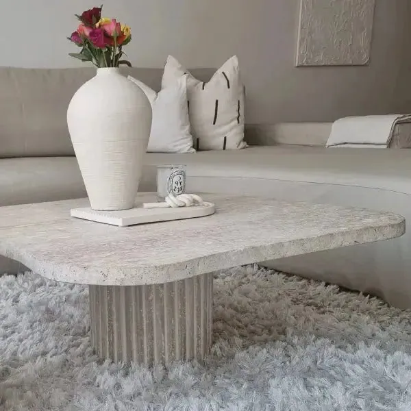 Table basse japandi carrée Wabi en travertin, pied strié, vue 8