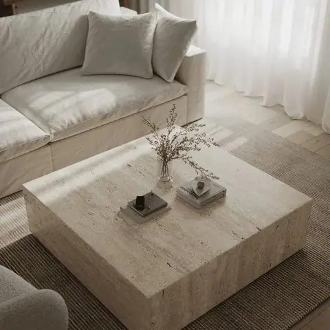 Table basse japandi cubique Yami en travertin italien