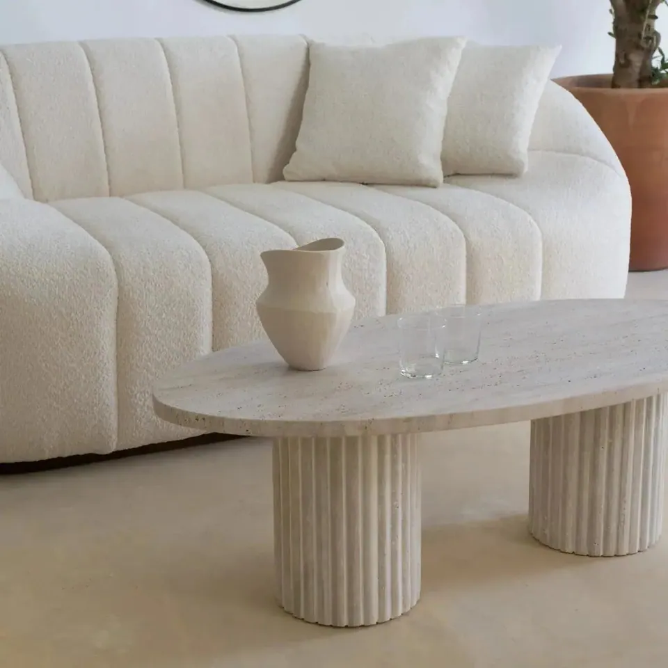 Table basse japandi Gan en travertin clair, plateau ovale, vue 2