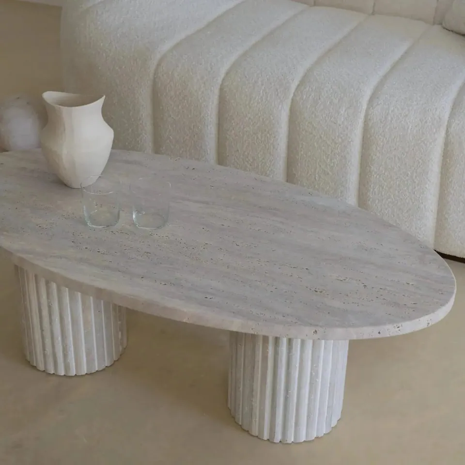 Table basse japandi Gan en travertin clair, plateau ovale, vue 3