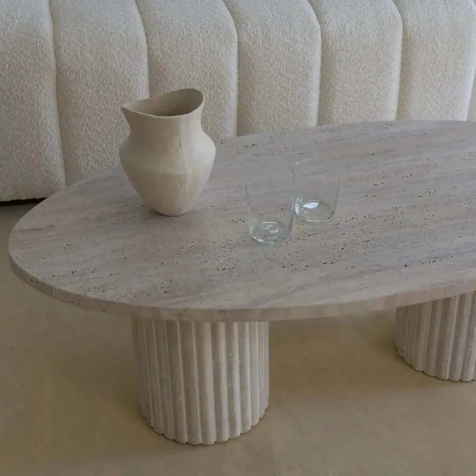 Table basse japandi Gan en travertin clair, plateau ovale, vue 4