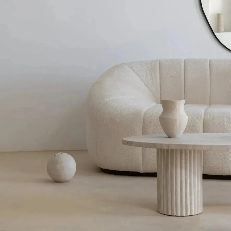 Table basse japandi Gan en travertin clair, plateau ovale, vue 5