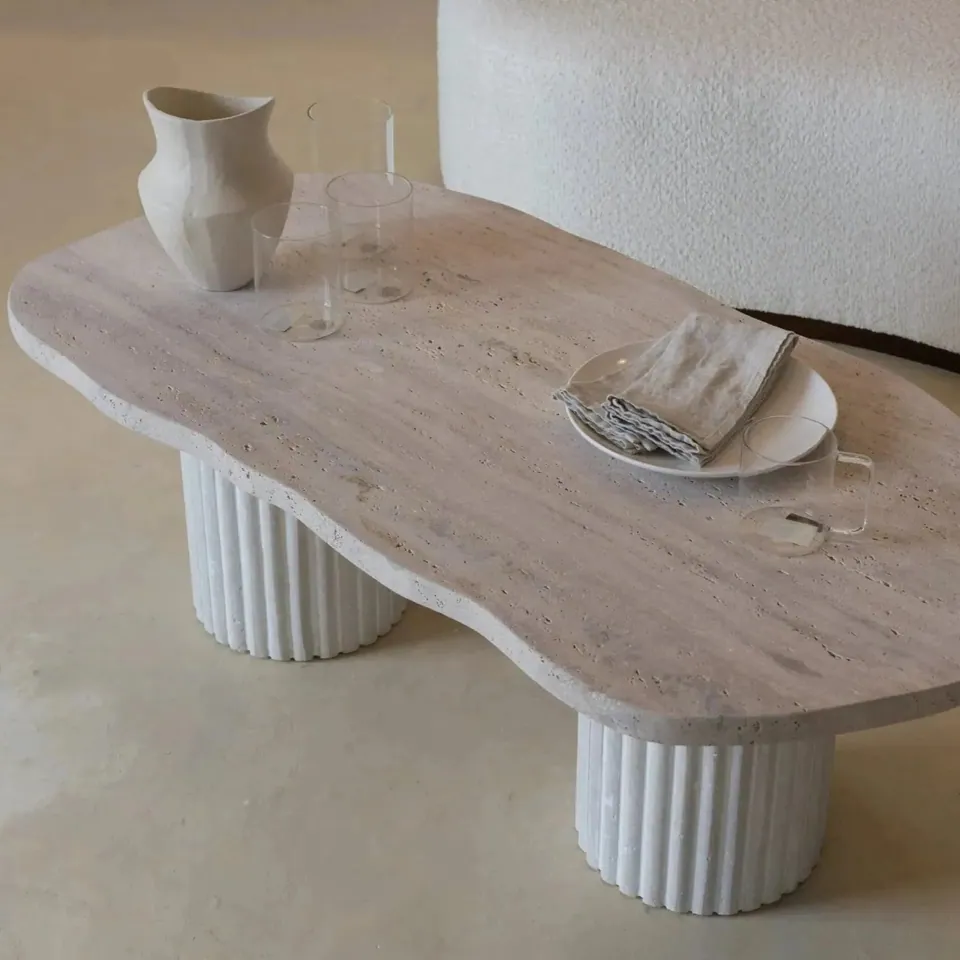 Table basse japandi Hagi en travertin à plateau organique, vue 2