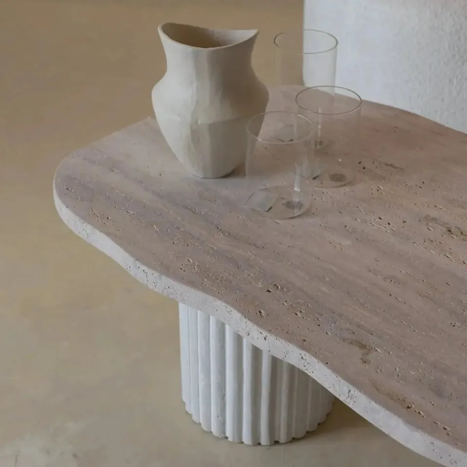 Table basse japandi Hagi en travertin à plateau organique, vue 4
