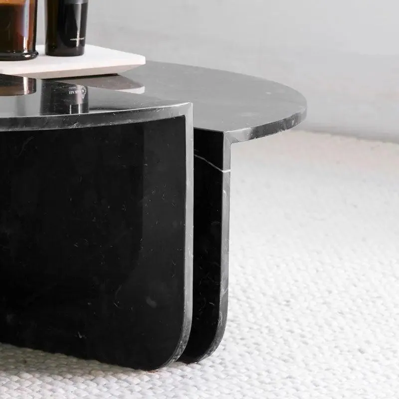 Table basse japandi Kage en marbre noir, deux demi-lunes, vue 3