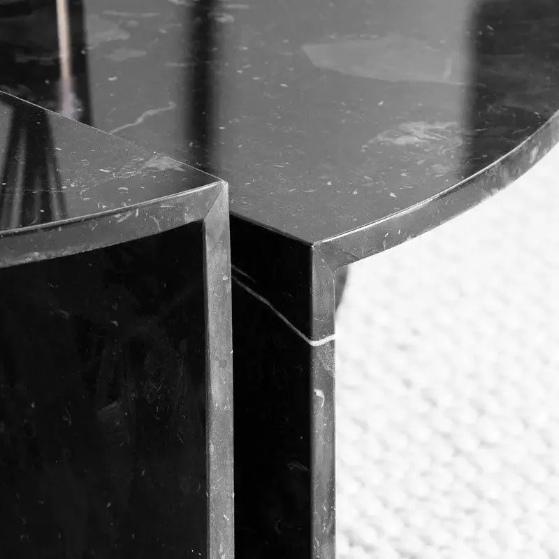Table basse japandi Kage en marbre noir, deux demi-lunes, vue 5