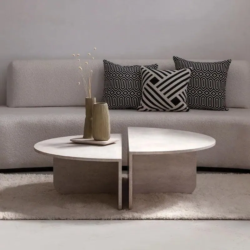 Table basse en travertin dans un salon clair