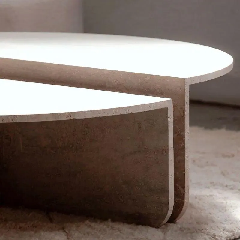 Table basse japandi Kiri en travertin, deux demi-lunes, vue 3