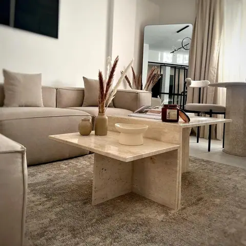 Table basse japandi Kuu en travertin beige, deux niveaux