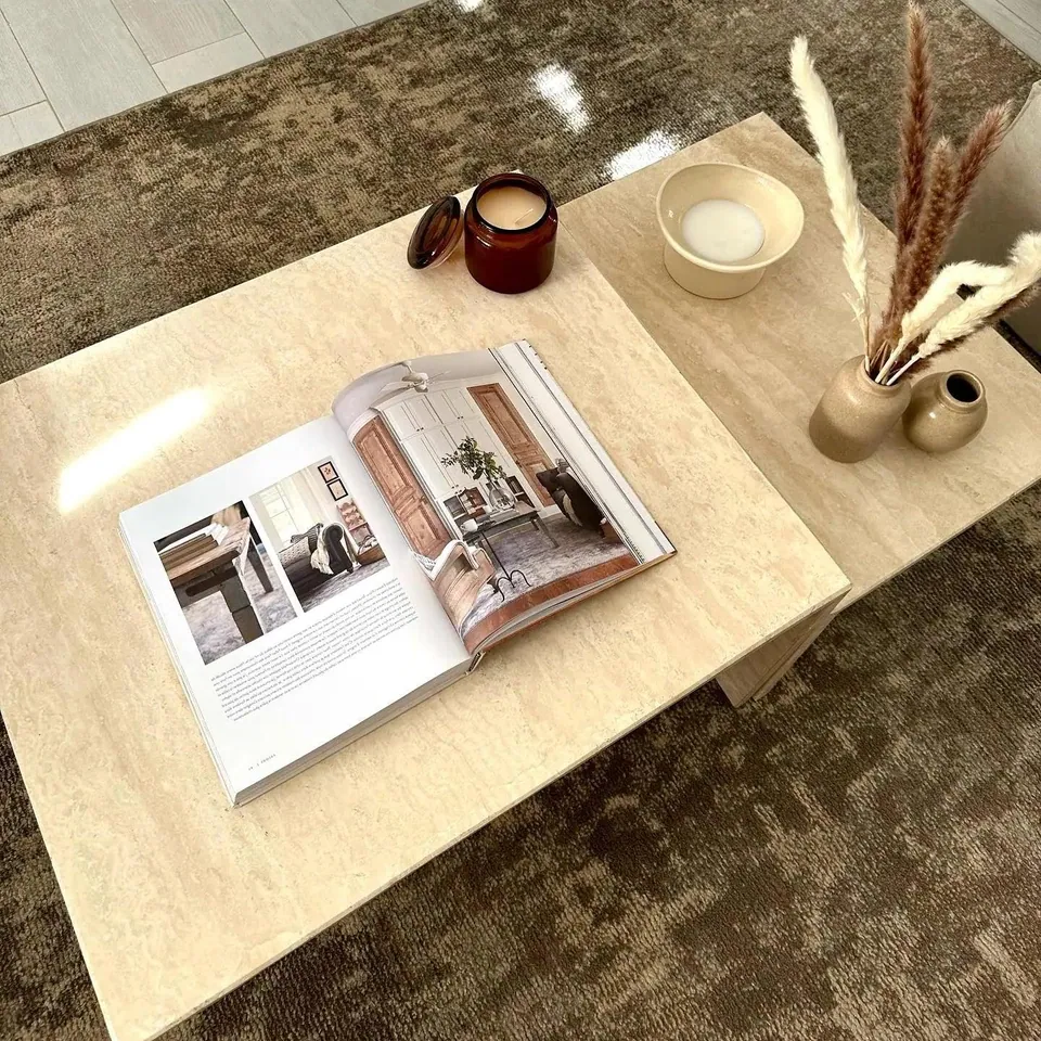 Table basse japandi Kuu en travertin beige, deux niveaux, vue 2
