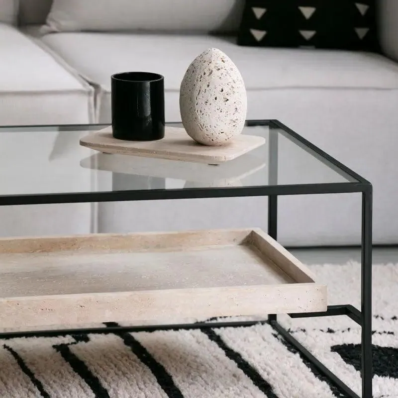 Table basse japandi Løv en verre, acier noir et travertin, vue 3