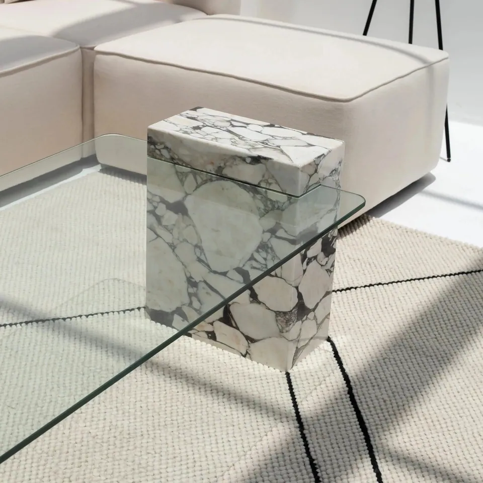 Table basse japandi Mori en marbre Calacatta et verre, vue 2