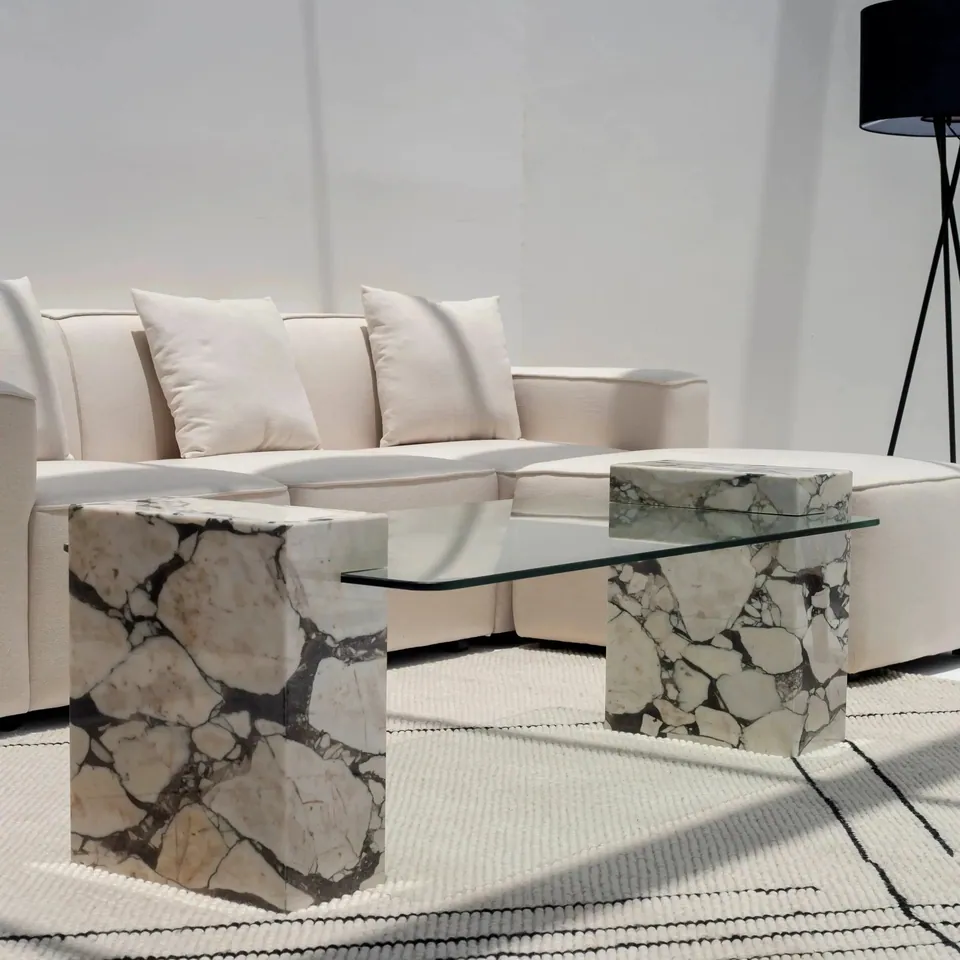 Table basse japandi Mori en marbre Calacatta et verre, vue 3