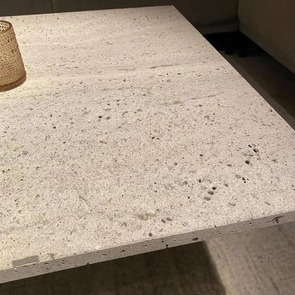 Table basse japandi Mu en travertin brut, deux niveaux, vue 2