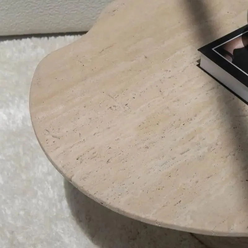 Table basse japandi organique Tane en travertin, vue 4