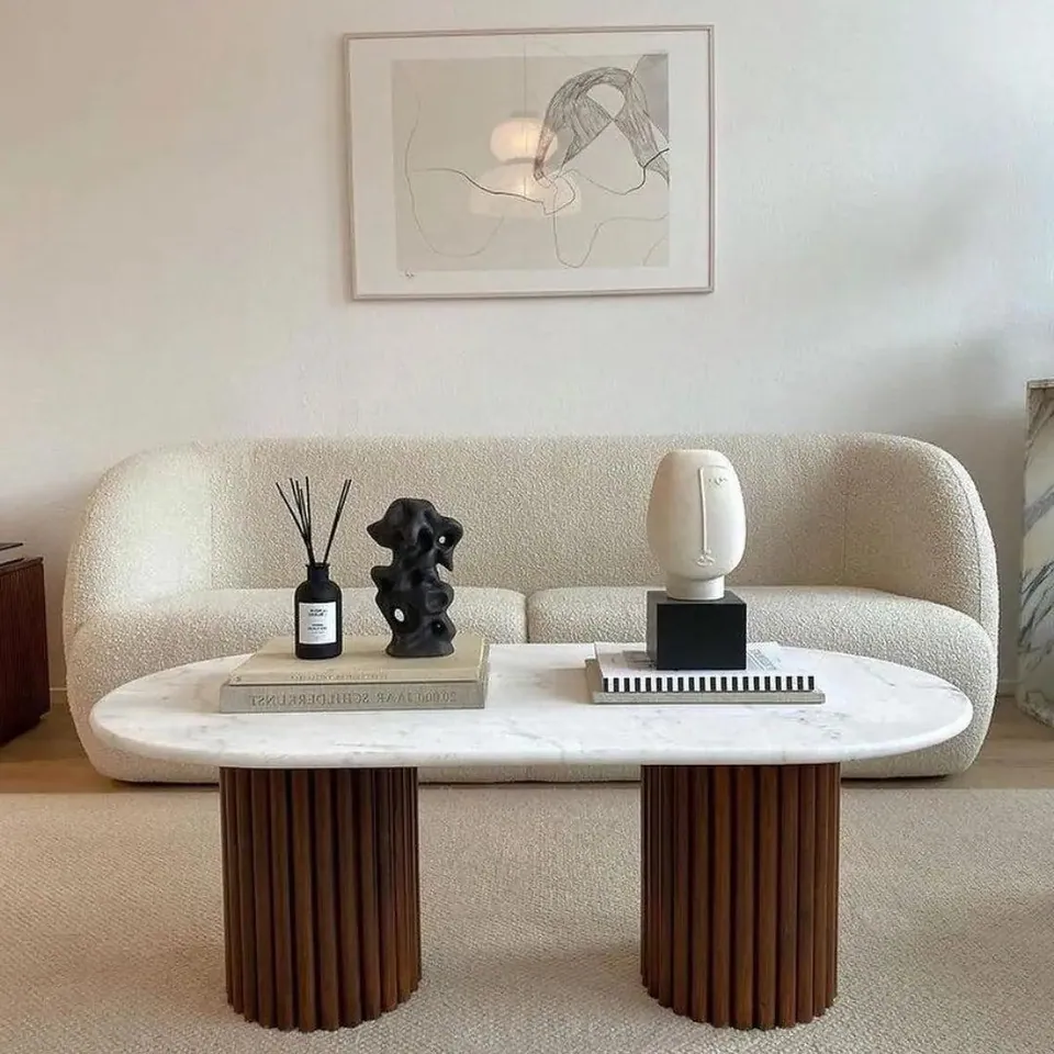 Table basse japandi ovale Ren en marbre blanc et bois strié, marbre