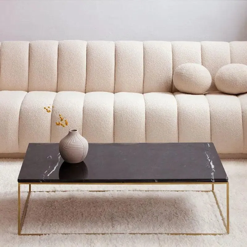Table basse japandi rectangulaire Rindo en marbre et métal doré, vue 2