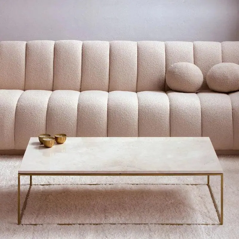 Table basse japandi rectangulaire Rindo en marbre et métal doré, vue 3
