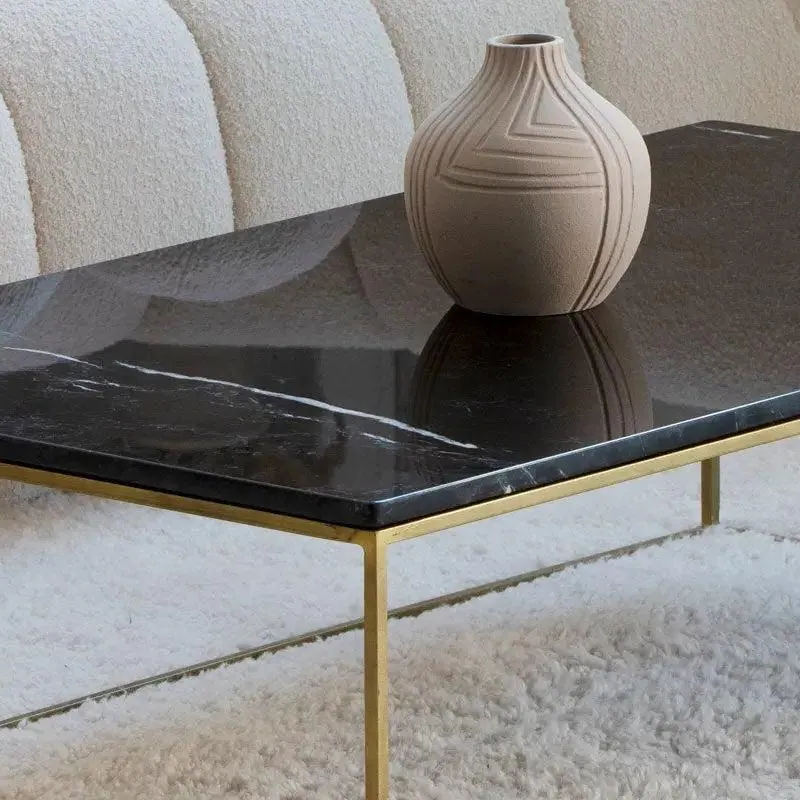 Table basse japandi rectangulaire Rindo en marbre et métal doré, vue 6
