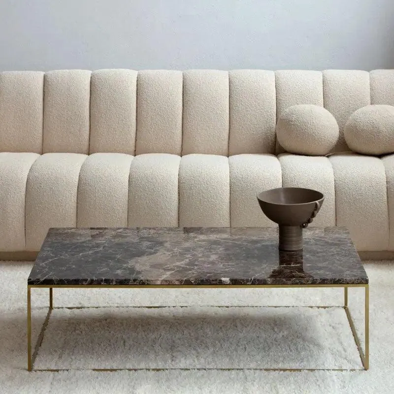 Table basse japandi rectangulaire Rindo en marbre et métal doré, vue 7