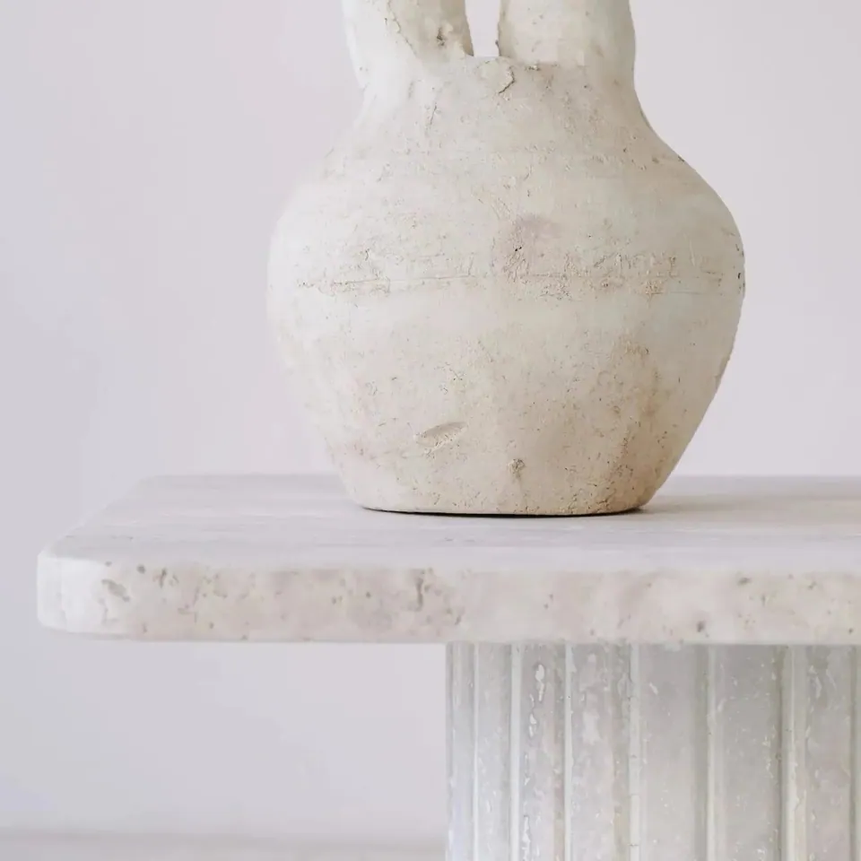 Table basse japandi rectangulaire Tai en travertin, vue 3