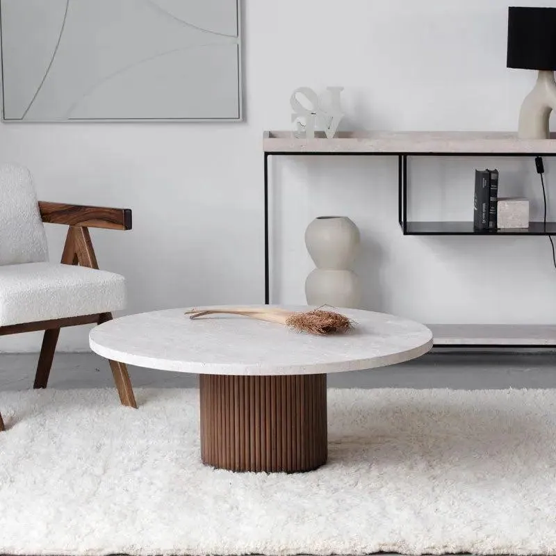 Table basse japandi ronde Koku en travertin, pied sculpté