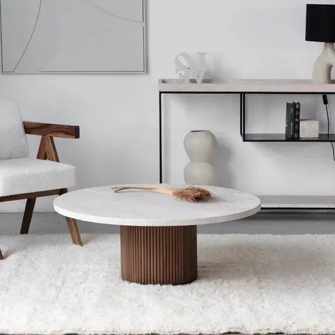 Table basse japandi ronde Koku en travertin, pied sculpté