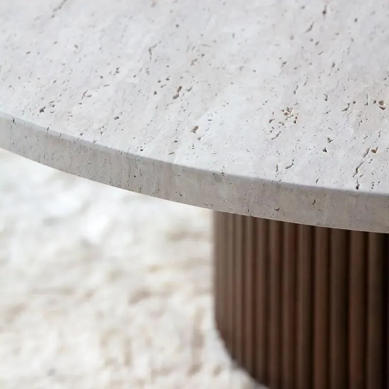 Table basse japandi ronde Koku en travertin, pied sculpté, vue 2
