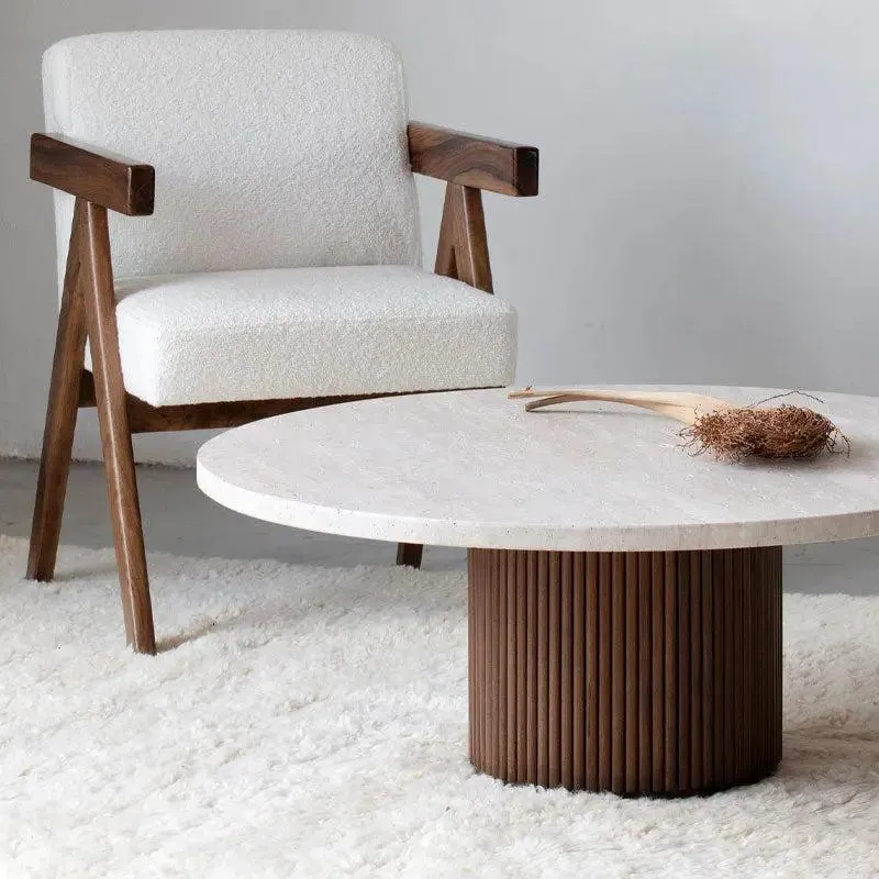 Table basse japandi ronde Koku en travertin, pied sculpté, vue 3