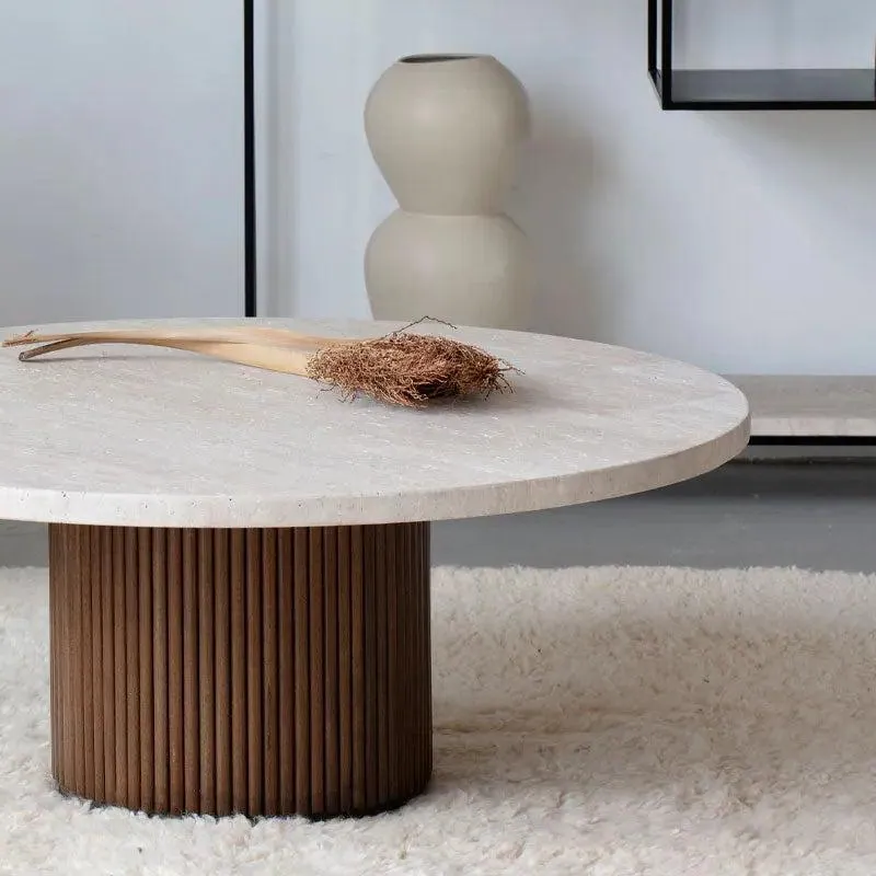 Table basse japandi ronde Koku en travertin, pied sculpté, vue 4