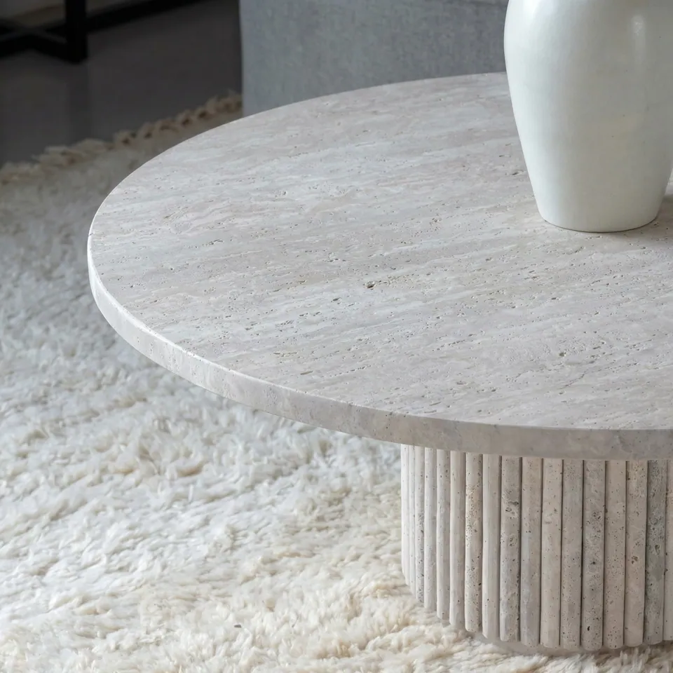 Table basse japandi ronde Maru en travertin, base striée, vue 2