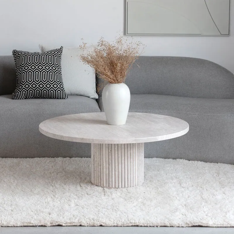 Table basse japandi ronde Maru en travertin, base striée, vue 3