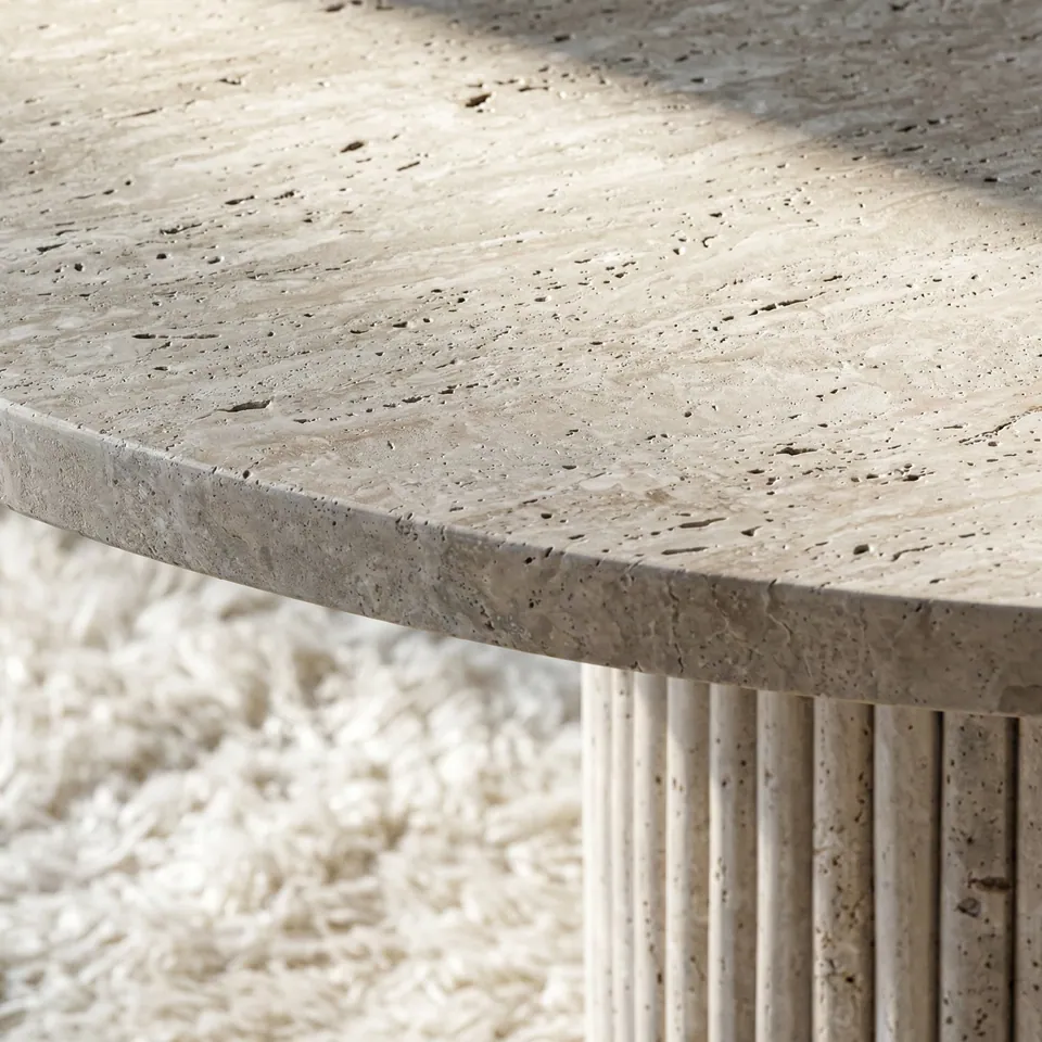 Table basse japandi ronde Maru en travertin, base striée, vue 5