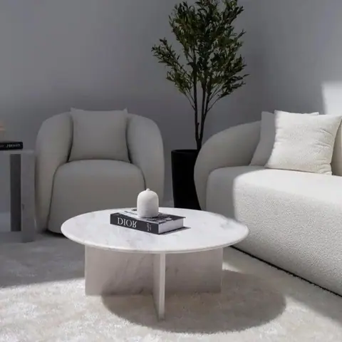 Table basse japandi ronde Sten en marbre blanc, pied croisé