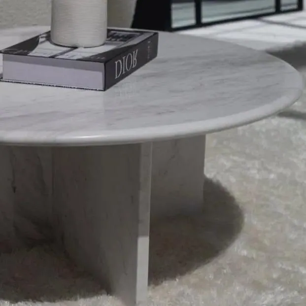 Table basse japandi ronde Sten en marbre blanc, pied croisé, vue 3